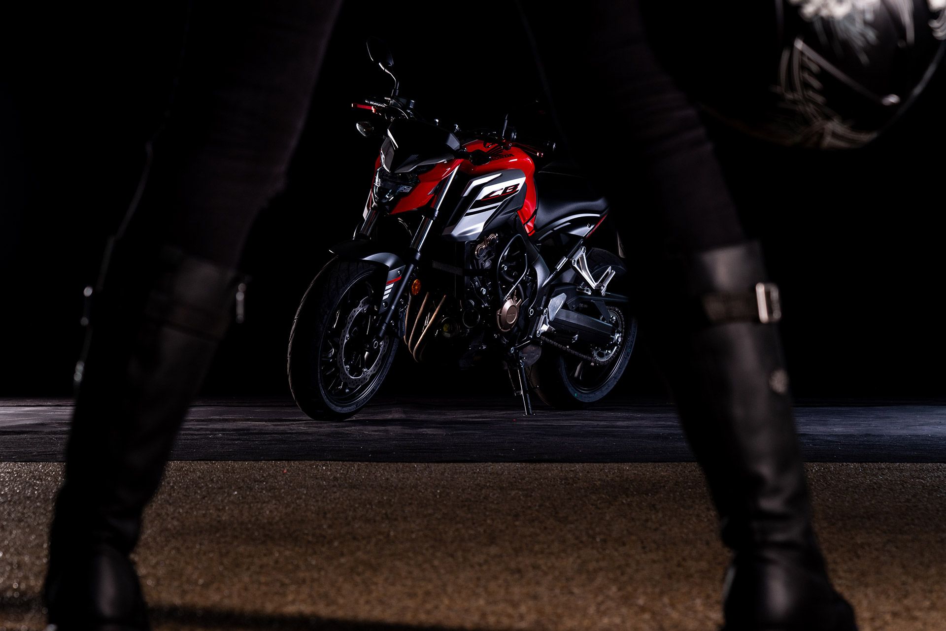 Fahrschule Berlin allroad Motorrad Honda CB650F mit Frauenbeinen